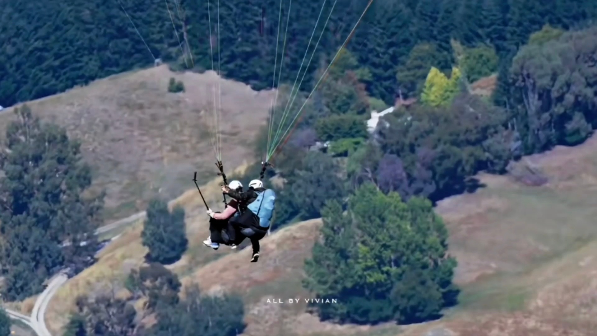 挑战滑翔伞成功的勇敢宁哥刘宇宁挑战滑翔伞成功