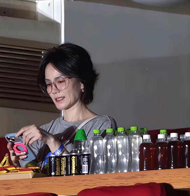 王菲是真有明星的自觉啊
这是她去看演唱会的场景，桌子上的水和饮料的标签都被撕掉，