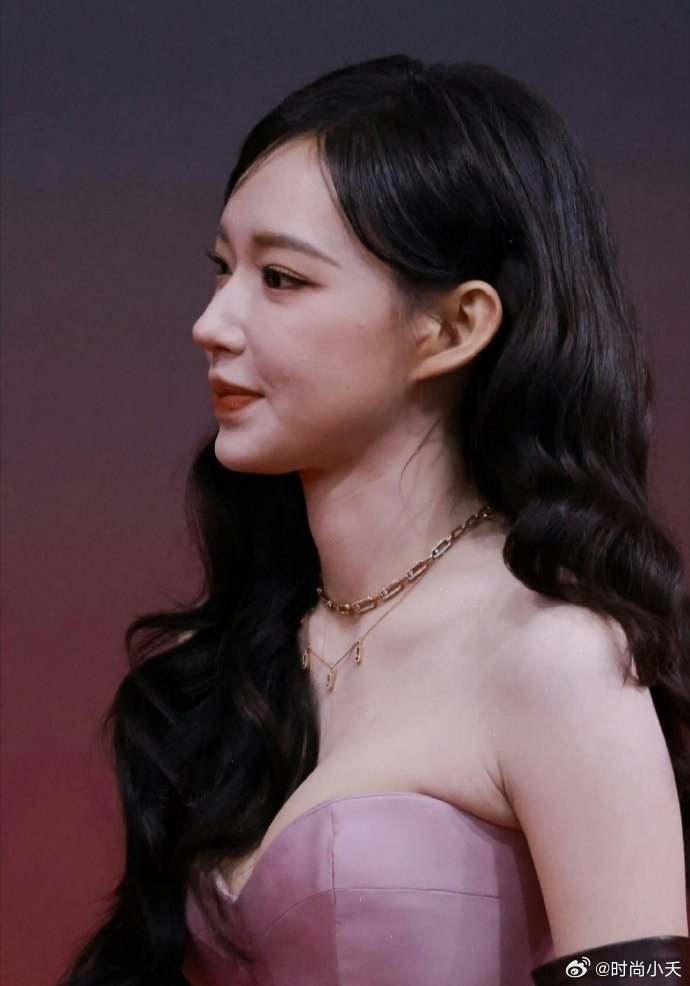 程潇的生图能打不？礼服确定有点挤