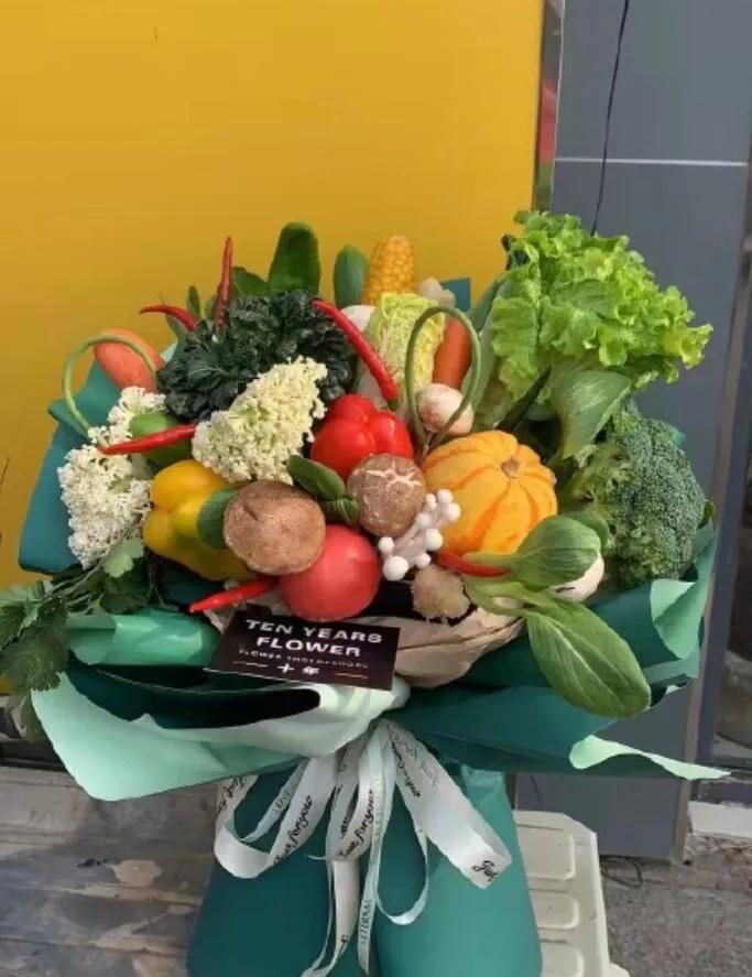 经济实用型的送礼品，其实就是这样，也是我非常推崇的。

你要么收玉米做成的“花束