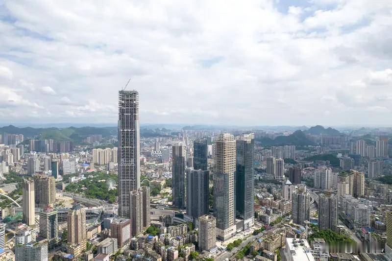 贵阳楼市：

这里的房价算不上暴跌，但绵绵不绝的阴跌，才最磨房东心态。不少房东扛