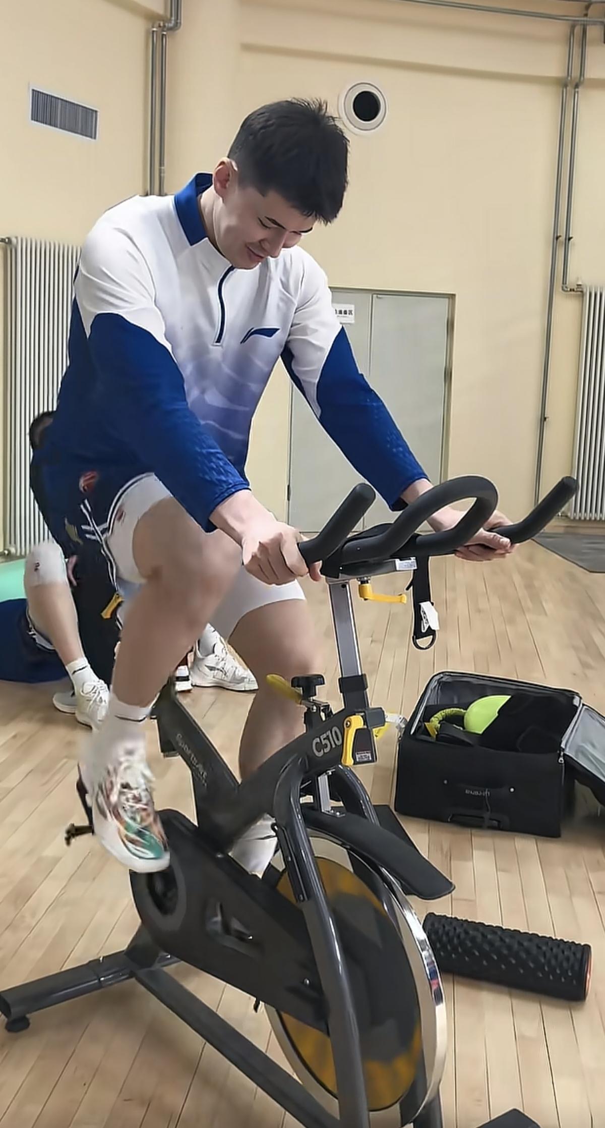 新疆男篮应如何应对接下来的比赛新疆天津比赛日，新疆队长阿不都沙拉木，骑自行车热身