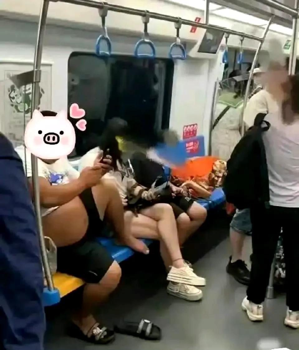 地铁车厢，这太不雅观了吧？网友好奇地问，这露出的一片是肚子还是🦵啊？