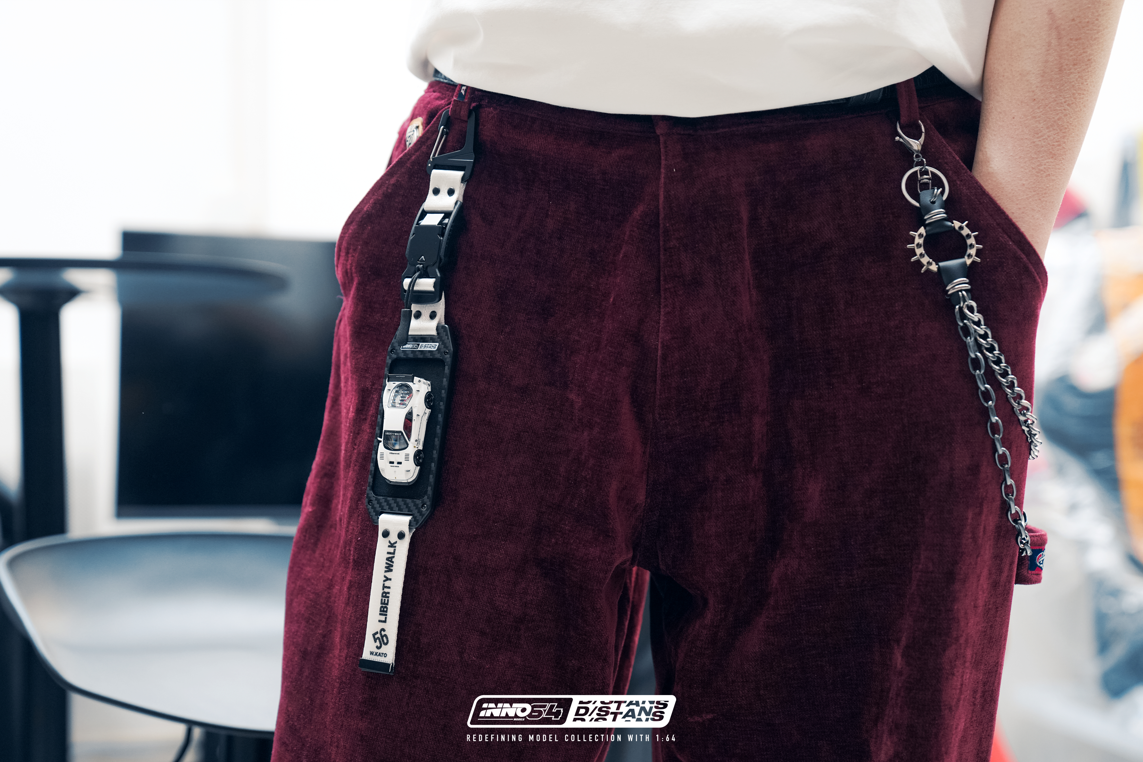 把小车模变成挂饰？博主亲自上身！最近总有人说小比例车模是“新的泡泡玛特”，难道是