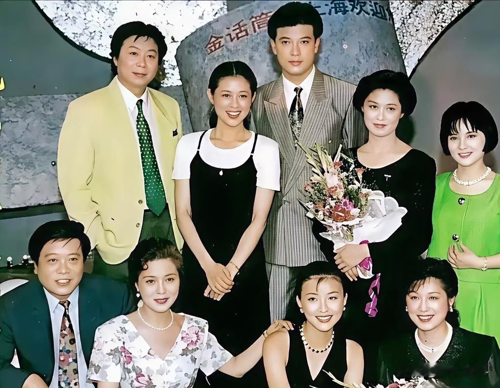 首饰虽然增色，但并不影响一个人的出场，内在的美韵强于任何饰品。女人真是不同，有些