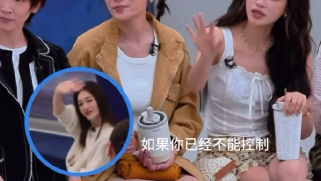 原来这个回头是在跟台台打招呼[抱抱]
小猪挥手三连这么萌