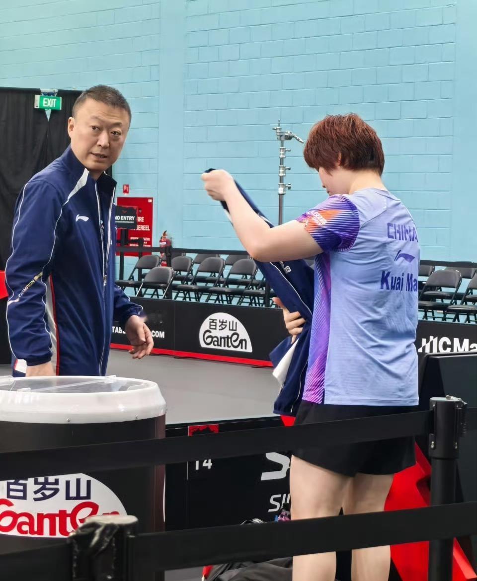 WTT新加坡大满贯，蒯曼主管教练于子洋已正式上岗。虽然今天蒯曼的新加坡大满贯首秀