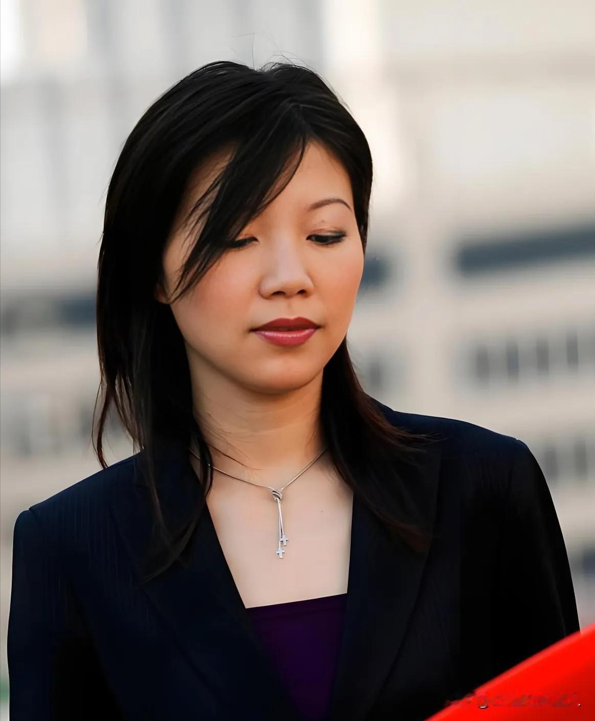 1995年，16岁流浪女孩被陌生人带回家当保姆，深得雇主一家的喜爱。谁料，2年后