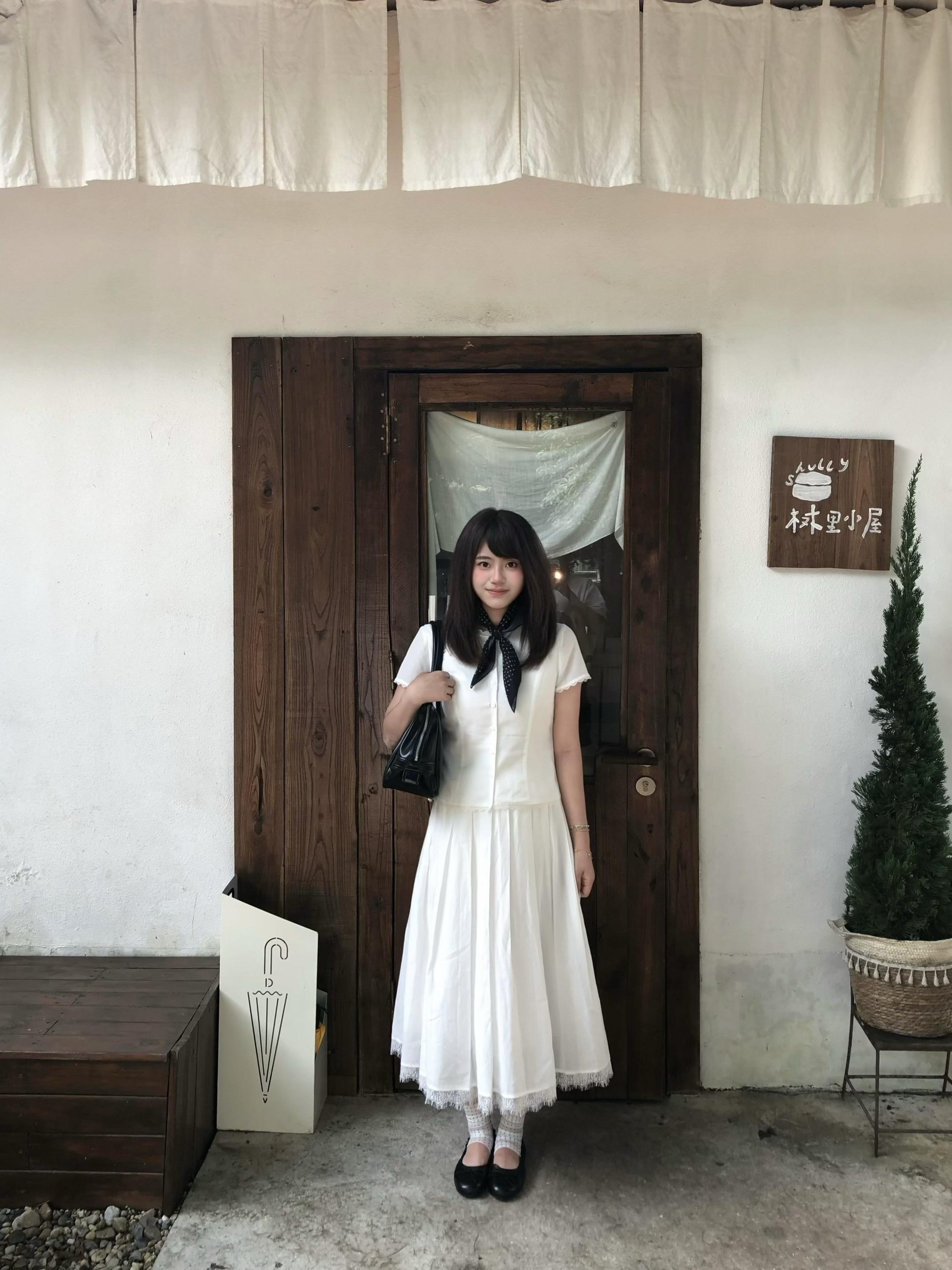 平静坚韧不悲伤。直到某天我开始意识到 自己真的很好的时候 我开始爱自己...