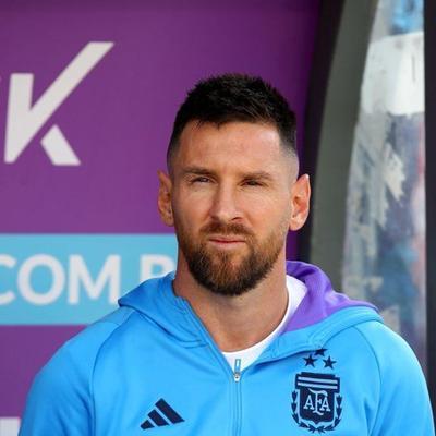 梅西在替补席嗨皮的原因被爆了？[捂脸][笑哭]一纸签约，送梅西上路[呲牙]，但也