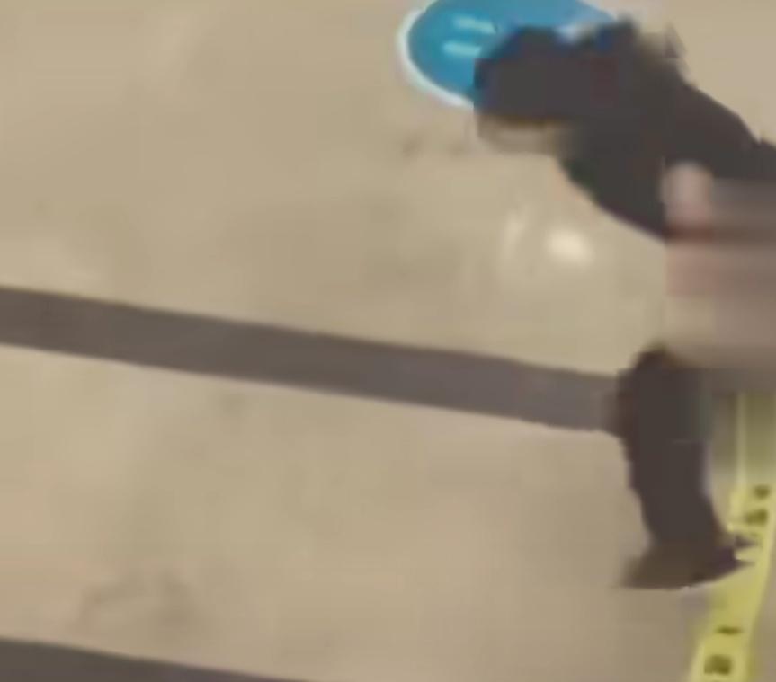 吉林一男子陪怀孕妻子到医院做彩超后，得知接诊的医生是男的后接受不了，发疯的用头撞