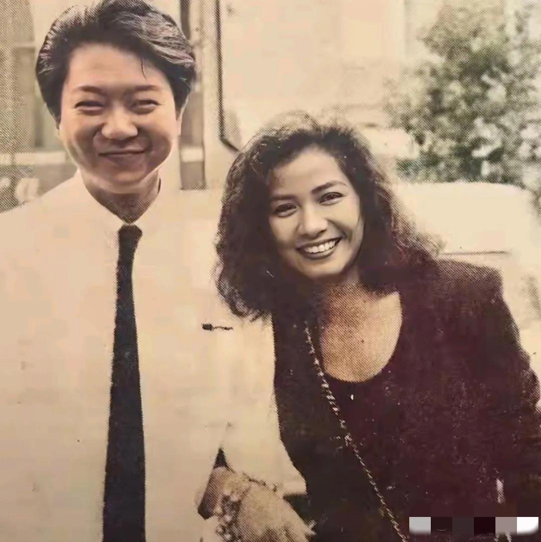 镜头中被誉为''东方梦露''的钟楚红卷发垂肩，华骨凝端，笑若暖阳，风情万种；一旁