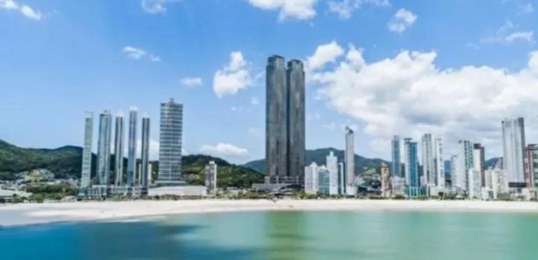 这是内马尔买的四层复式豪宅，花了2000万雷亚尔，约合370万欧元。坐落在巴西南