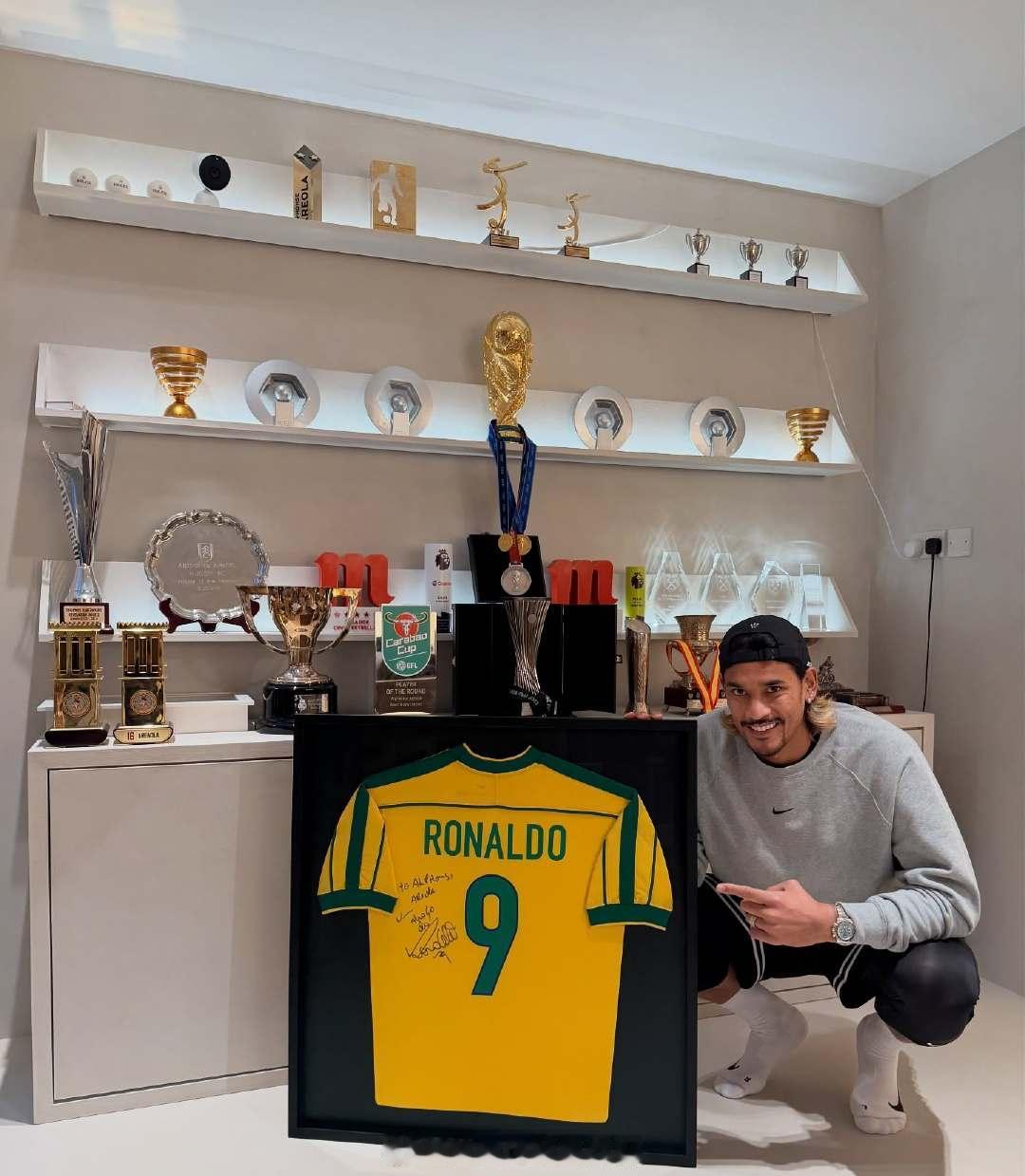 【偶像寄来的礼物】西汉姆联门将阿雷奥拉，之前发了一张自己小时候的照片，当时他穿着