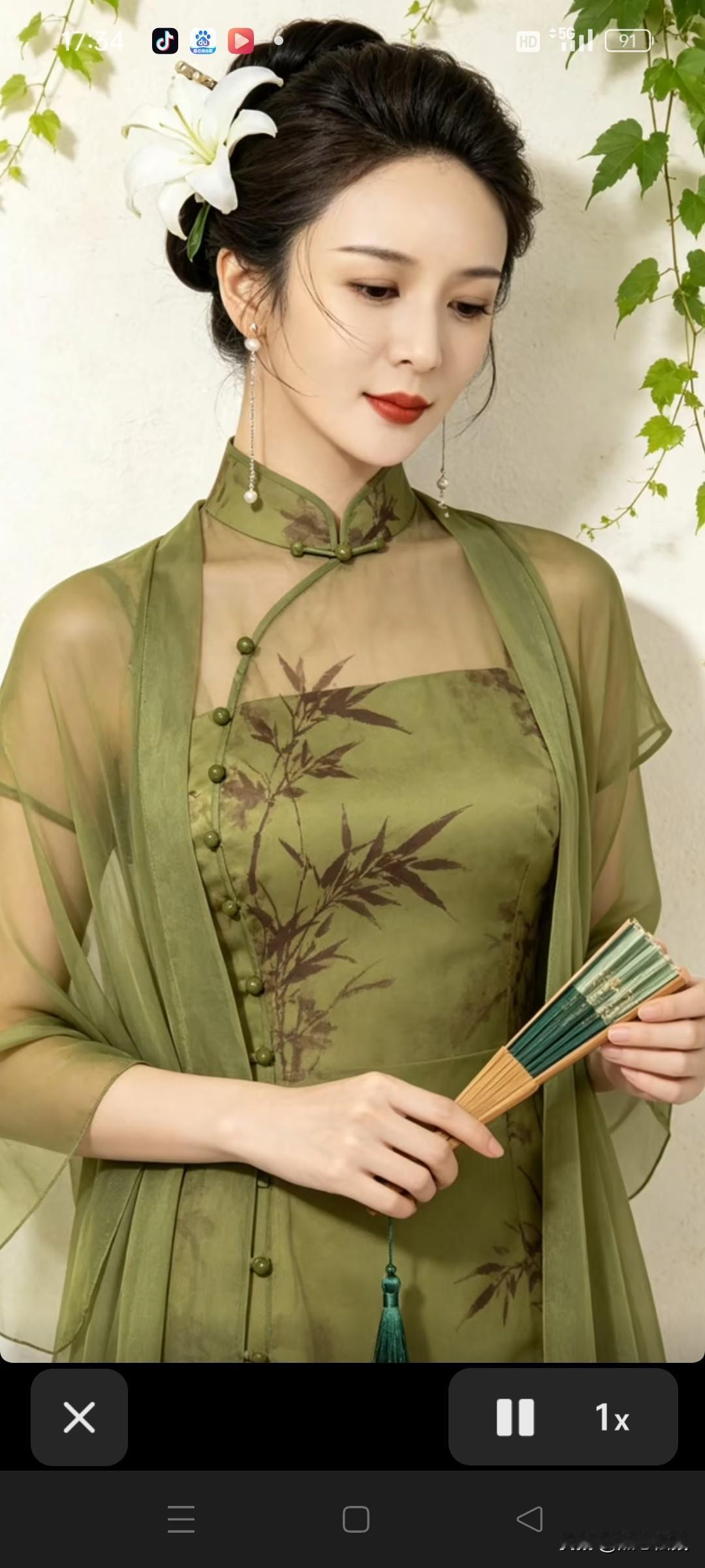 古典优雅的意境总是让人沉醉。想象那古风美人倚莲而坐，周围竹影婆娑，宛如一幅绝美的