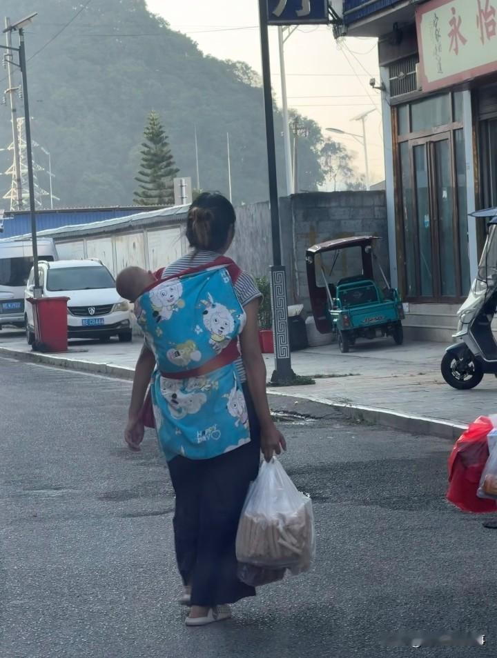 这是什么西南秘术嘛
在贵州看到很多爸爸妈妈会用小布袋把宝宝裹起来背在身上
	
然