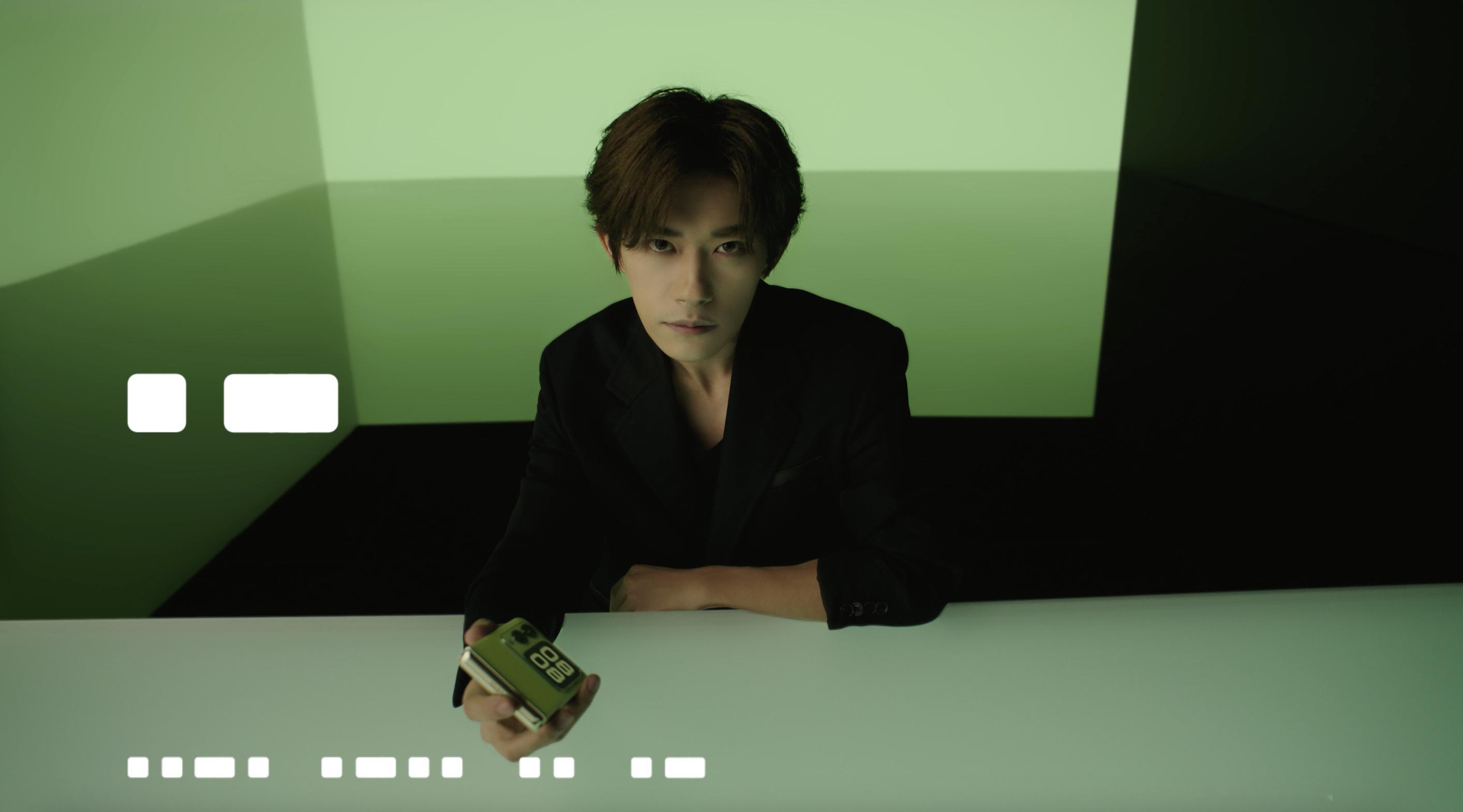 #华为nova官宣首款小折叠##华为nova小折叠真机曝光# 呕吼！易烊千玺再度