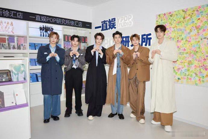 #乐华团综好像恋综#乐华团综这场景布置，完全就是恋综的标配嘛！大家坐在一起玩游戏