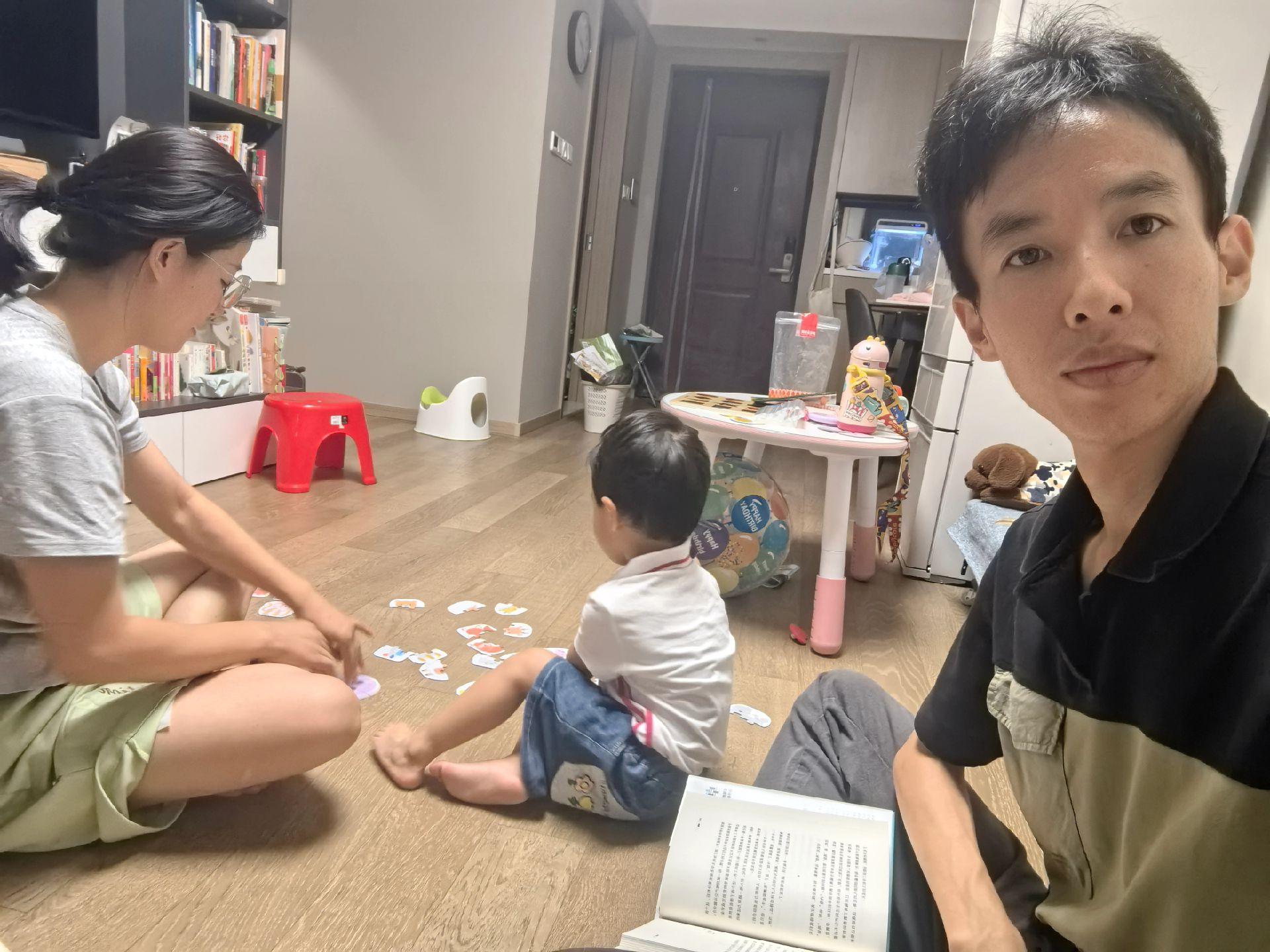 对于学龄前的孩子来说，父母的陪伴和关心最重要，比上任何高昂的补习班兴趣...