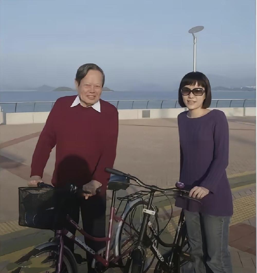 分享老照片故事杨振宁先生跟妻子翁帆骑自行车郊游的一张十分珍贵的照片。别的不说，注