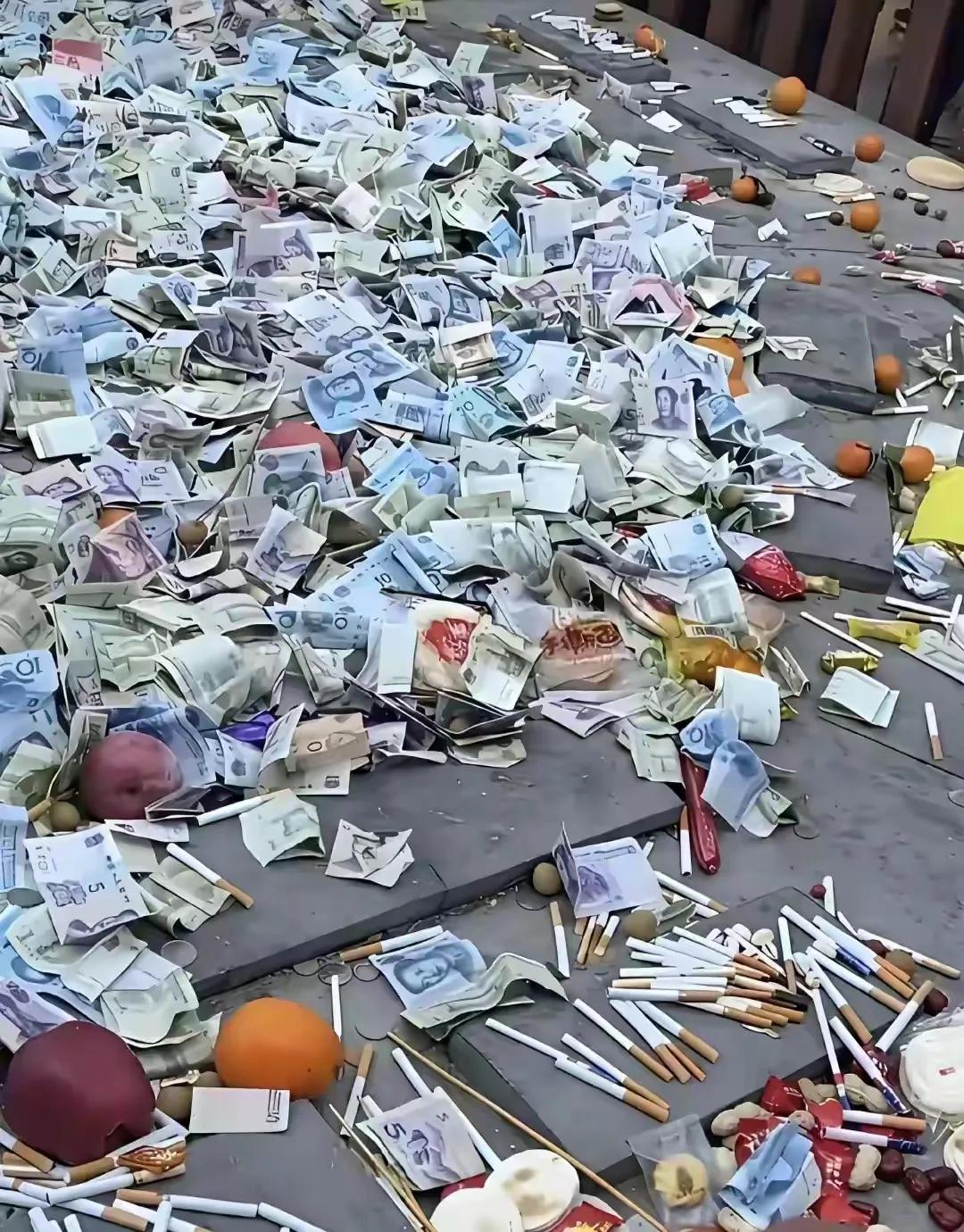 我告诉你们，今后再去寺庙，别再去给许愿池里去投币了。
你投的这种零钱人家寺庙根本