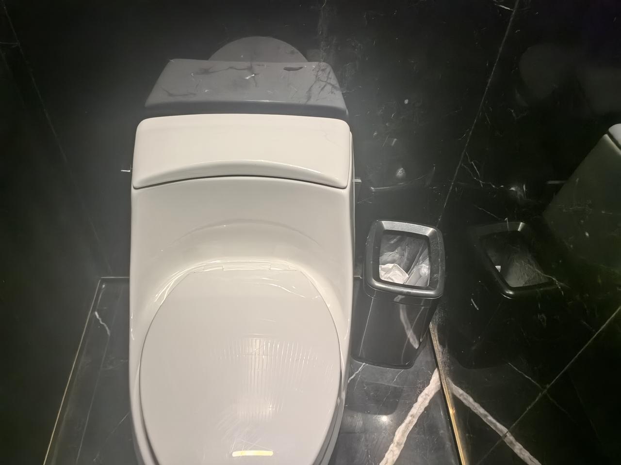 吐槽垃圾桶位置，
放右手边不行吗？
又不是没空间