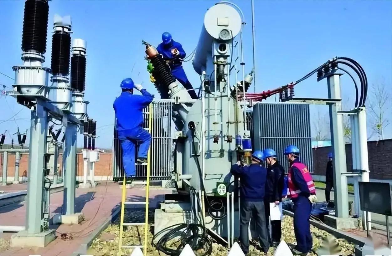 越南这几年被吹成“下一个世界工厂”，可工厂还没完全跑起来，电先不够用了。

5月