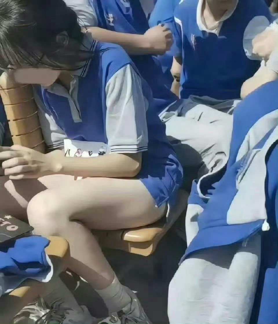哪个天才设计师想出来的校服？ 