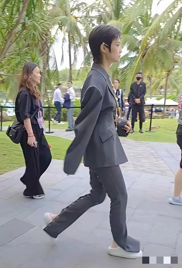 哪位大神拍的李宇春，把李宇春拍成了面条怪，曲了拐弯的，1米7的身高像1米5，李宇