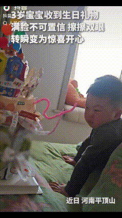 “3岁宝宝火到人民日报了！”近日，河南平顶山，3岁宝宝刚睡醒起身时，就看到床前放