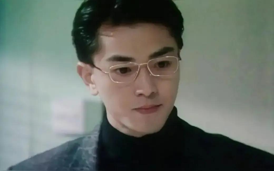 张靓颖戴眼镜有什么错，要被丁太升diss？眼镜在张靓颖的造型里只是一个普通装饰品