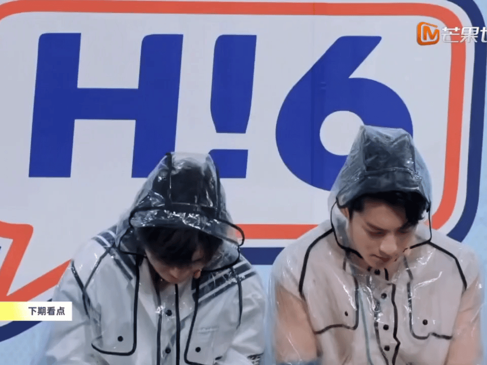 王鹤棣丁程鑫才下班啊亲爱的客栈 一天十几个小时高强度工作，换谁都得累瘫 