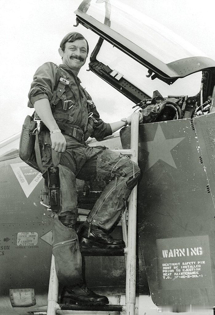 越军921团1大队飞行员Nguyen Hong My阮鸿美中尉在米格-21ПФМ