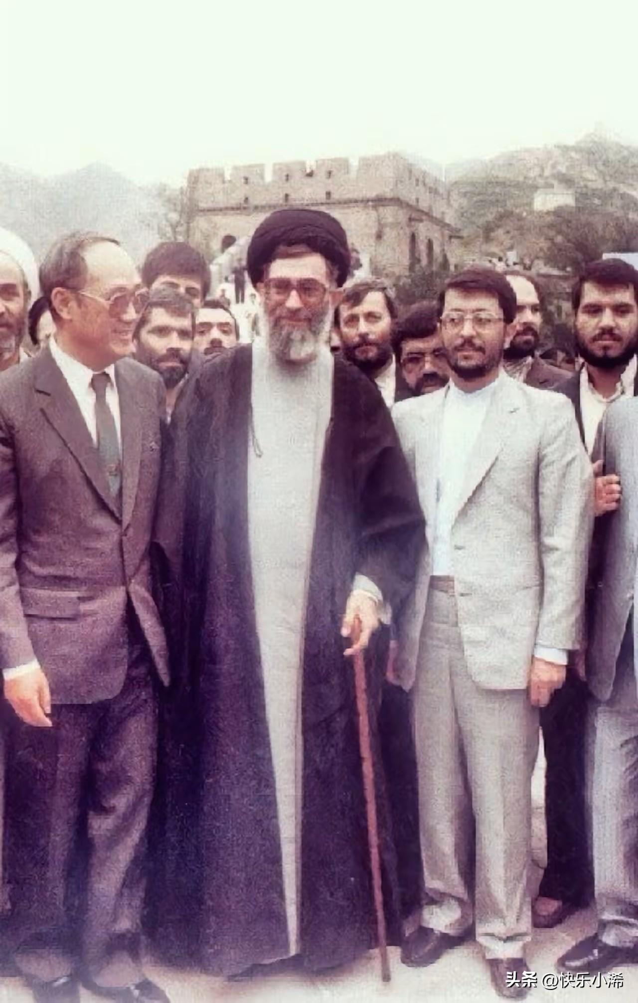 哈梅内伊离世，终年87岁。一张珍贵老照片定格往事：他当年拄着拐杖，登上中国长城与
