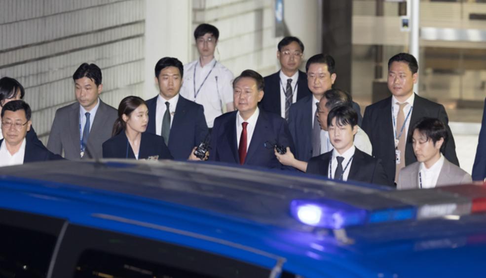 当初“追杀”李在明时，尹锡悦是否想过自己也会有这一天？
 
韩国总统悲剧名单再添