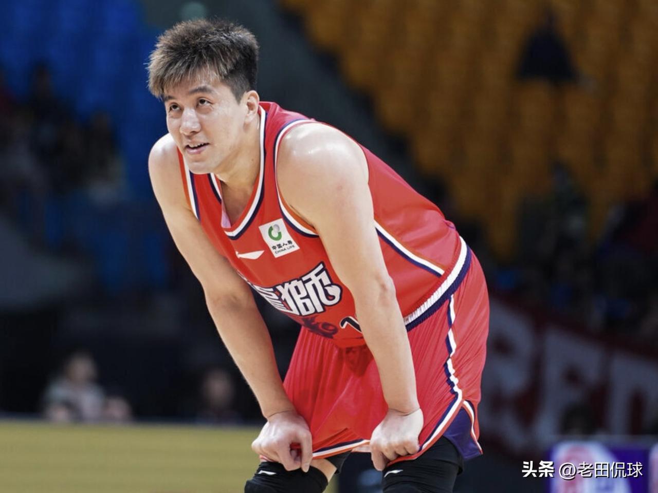 一场补赛恐将改变郭艾伦整个生涯…在昨晚与山东队的比赛中，广州队后卫郭艾伦受伤离场
