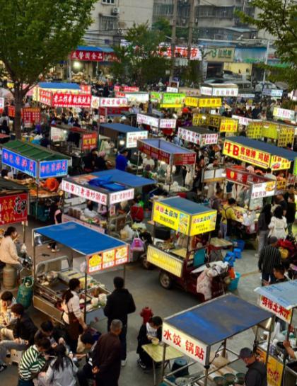 全网都在为摆地摊的人感到心酸，但其实真正困难的人，连去进货的胆量都没有。那些深夜