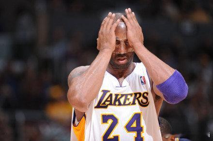 【联盟首队！湖人正式无缘季后赛 】北京时间3月16日，洛杉矶湖人34分惨败马刺，