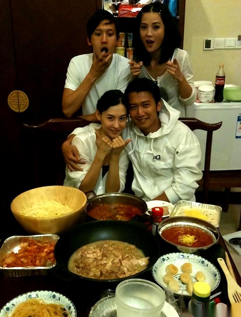 翻出这张2010年的老照片，第一眼抓人的根本不是那一桌子菜，而是谢霆锋搂着张柏芝