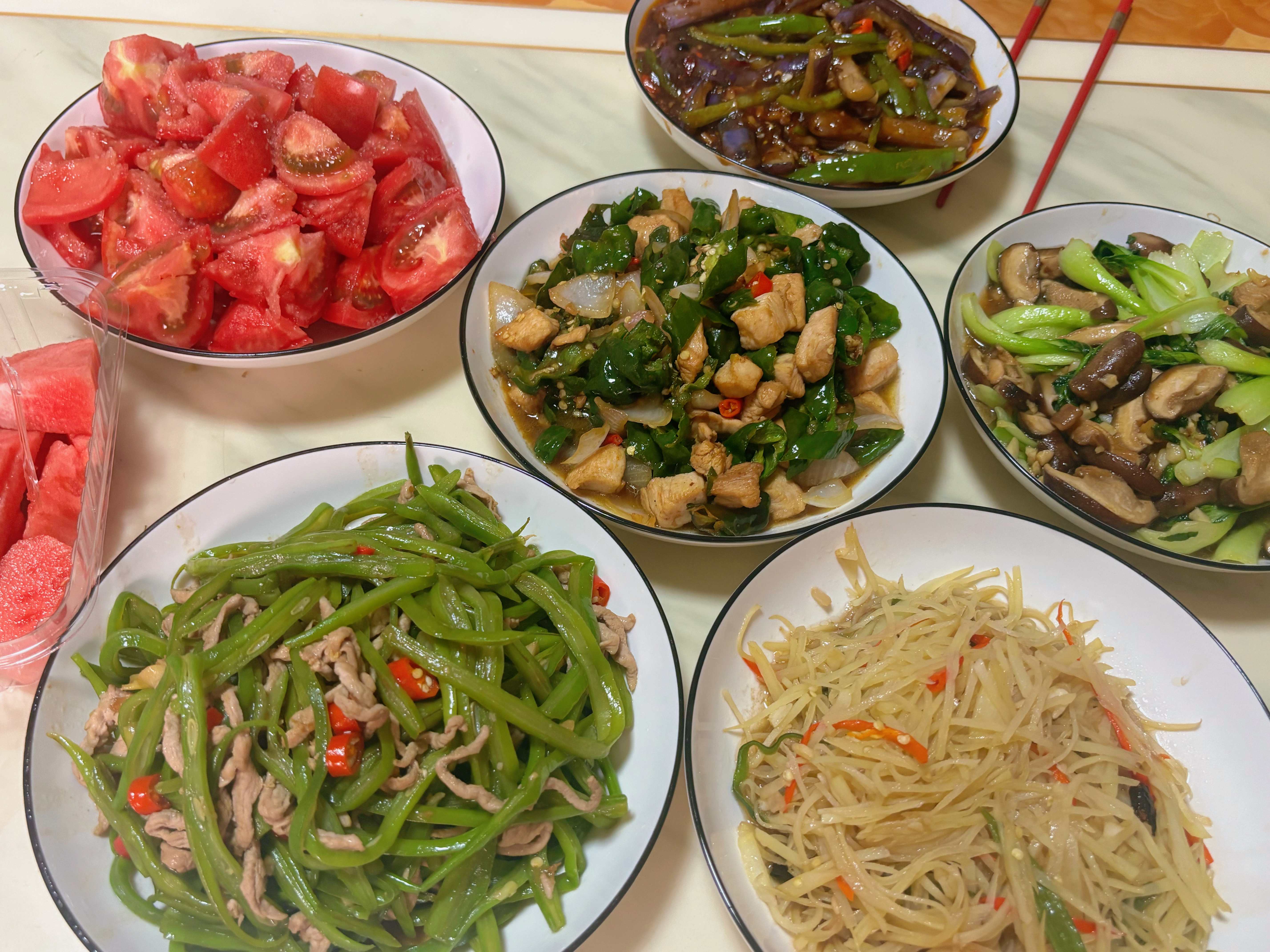 因为食欲不振，昨天听了评论区的意见我自己炒了几个菜……好了，炒完了，不想吃了。。