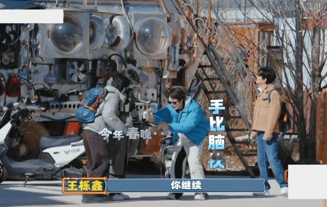 王栎鑫又在哪闯祸呢张远：“今年春 晚……”话还没说完篮球就被王栎鑫打掉了，糊糊你