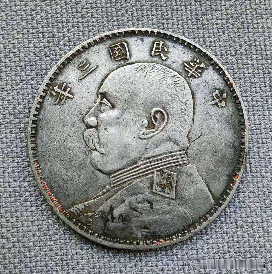 1950年秋天，云南康定，一个解放军后勤兵扛着一箱子钱去市场上买粮食。整条街跑下