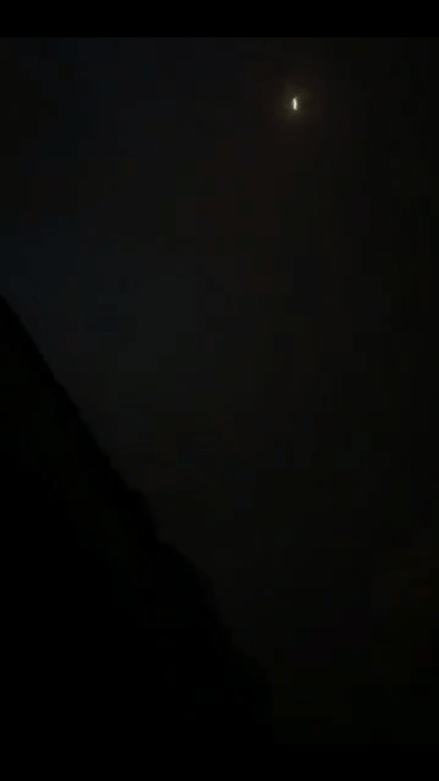 一枚伊朗导弹的弹头快速落地，在美军掩体附近爆炸。随后，互相问安。关键是活着的可以