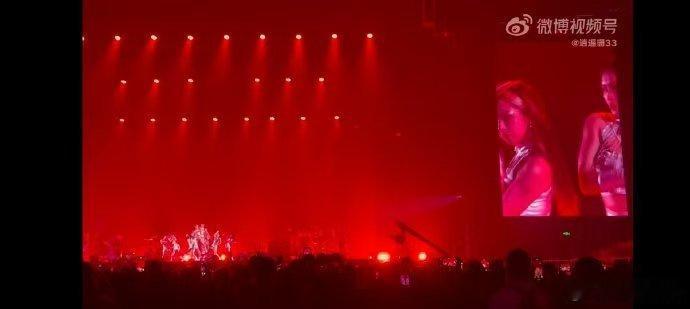 雅唱了新歌 宝子们，雅在北京演唱会新歌开唱！摇滚旋律似狂风呼啸，他的舞台像燃烧的