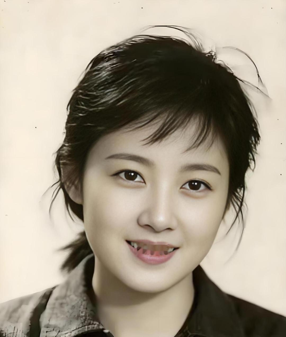 70年代的天然美人， 这才是刻在骨子里的东方美！ 看到这张70年代的老照片， 瞬