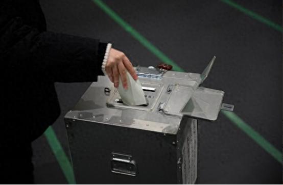 投票刚结束，高市就遇到麻烦了，特朗普突然变脸，俄连续警告日本
 
2 月 8 日