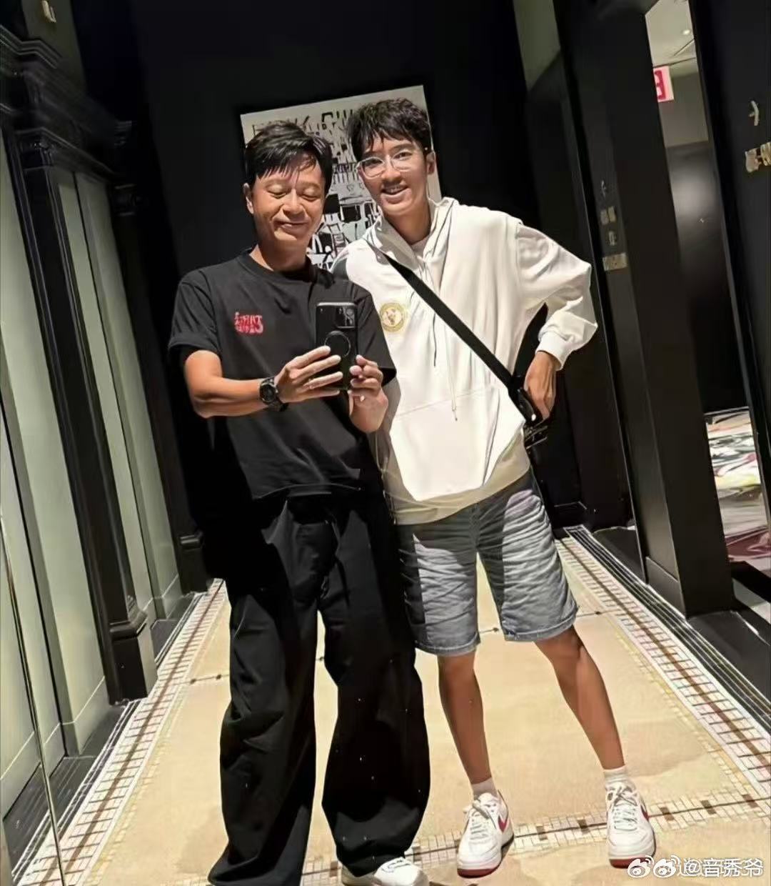 李克勤新歌MV导演是他儿子 新歌好听就算了，MV背后的故事还这么暖，儿子做导演，