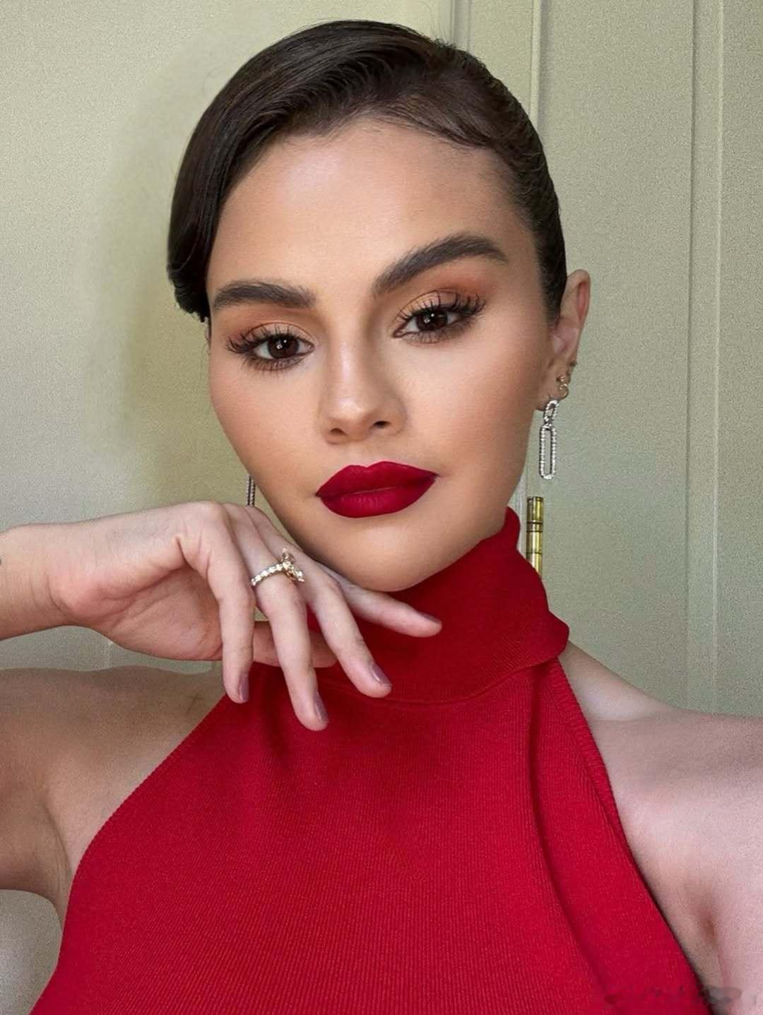 Selena Gomez赛琳娜戈麦斯新造型私照，今天是超惊艳的烈艳红，大气热烈张