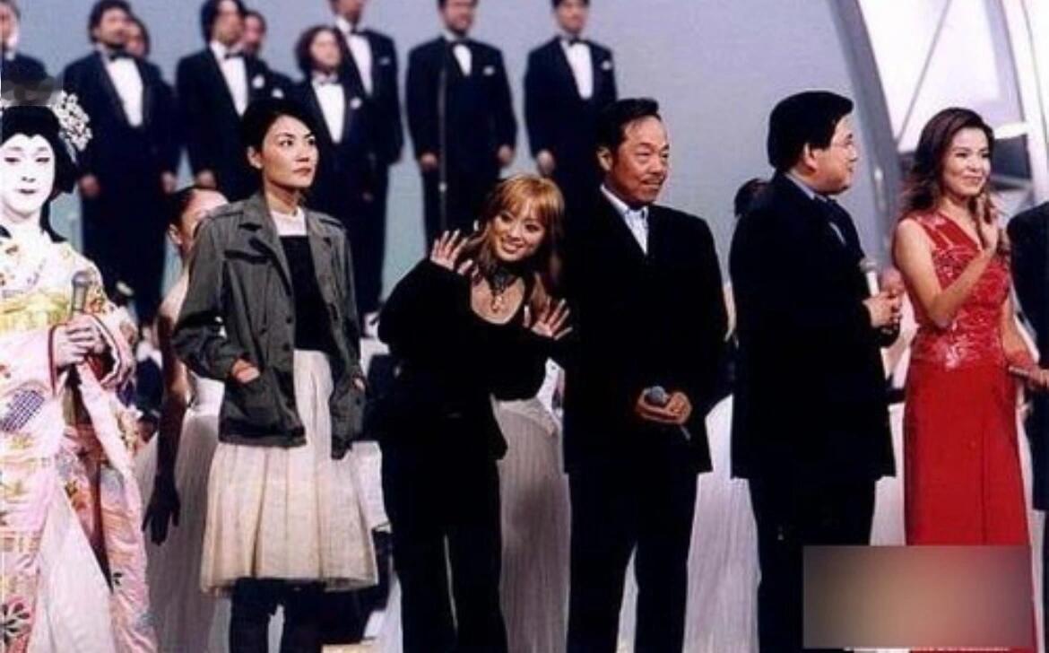 王菲以前真的好拽，身边站着滨崎步也懒得把手从兜里掏出来 