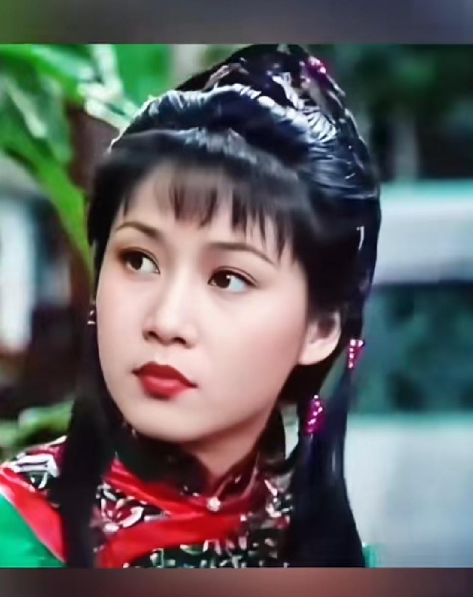 我觉得这两位香港美女演员长得真得挺像的，都是那么俏丽可爱、英姿讽爽，最重要的是两